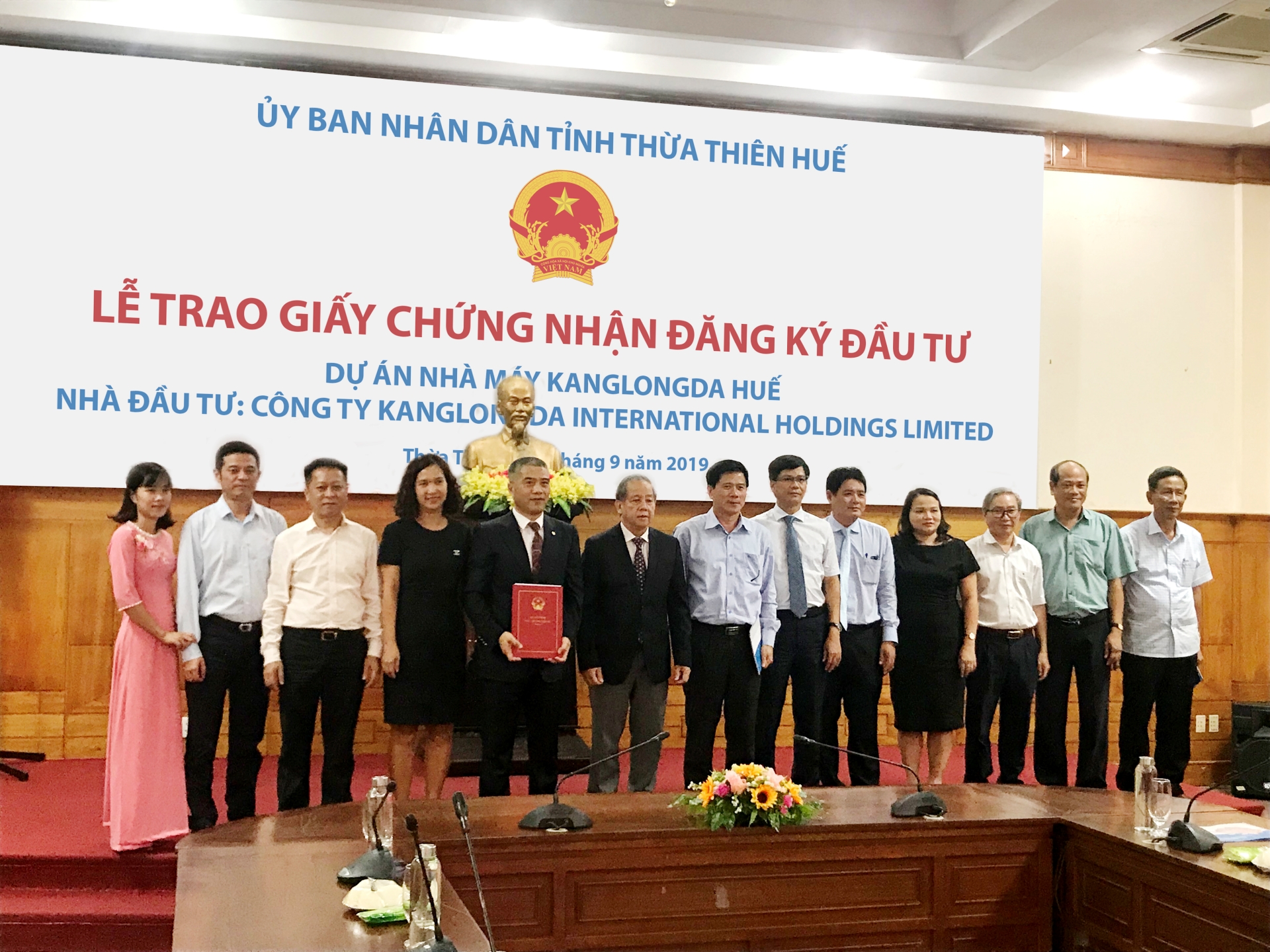 Tỉnh Thừa Thiên - Huế trao Giấy chứng nhận đăng ký đầu tư cho dự án 200 triệu USD tại Khu công nghiệp Phong Điền (Viglacera)